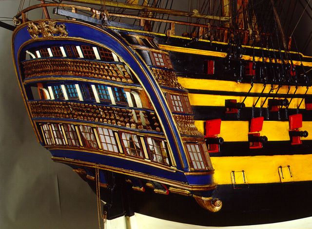 Popa del modelo del navío Santa Ana visto desde su aleta de estribor. La primera y segunda baterías con tapaderas en las portas y el casco pintado a franjas negras y amarillas, como se reglamentó en la Armada a partir de 1810.
